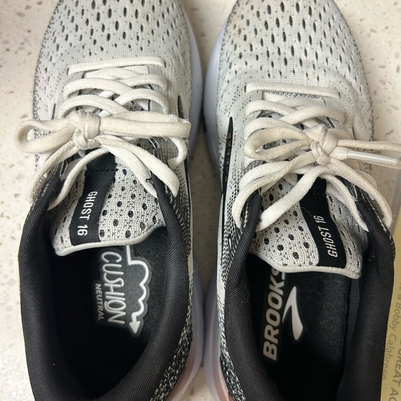 White/pink/black brooks. - Picture 2 of 6